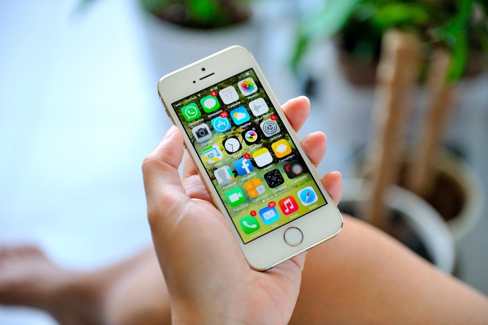 Айфон можно мочить. Телефон айфон лайф фото. Высокая стоимость айфон. Foto Apple gadgets.